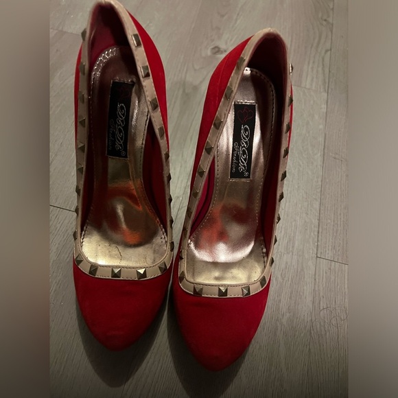 Fashionable deep red suede Elle pump with gold stud detail size 8.5 - Picture 1 of 2